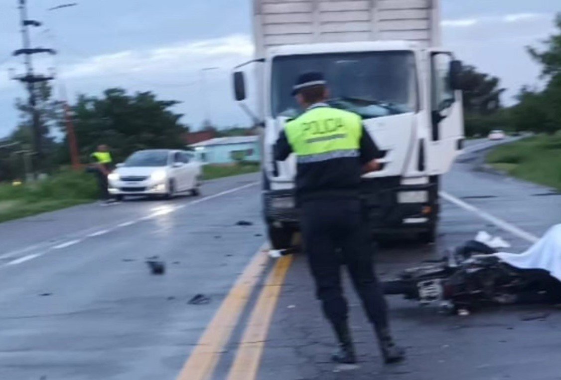 Un motociclista murió este martes bajo las ruedas de un camión en la ...