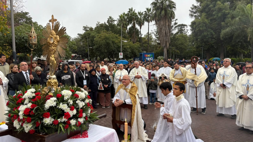 Procesión en Catamarca celebrando la Solemnidad de Corpus Christi ...