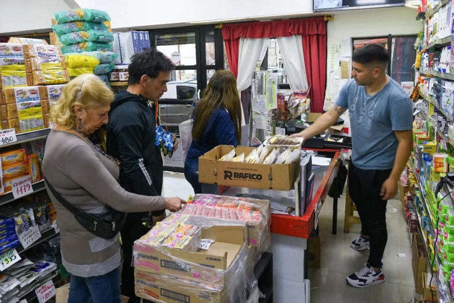 Las ventas minoristas volvieron a caer y acumulan más de un año en ...